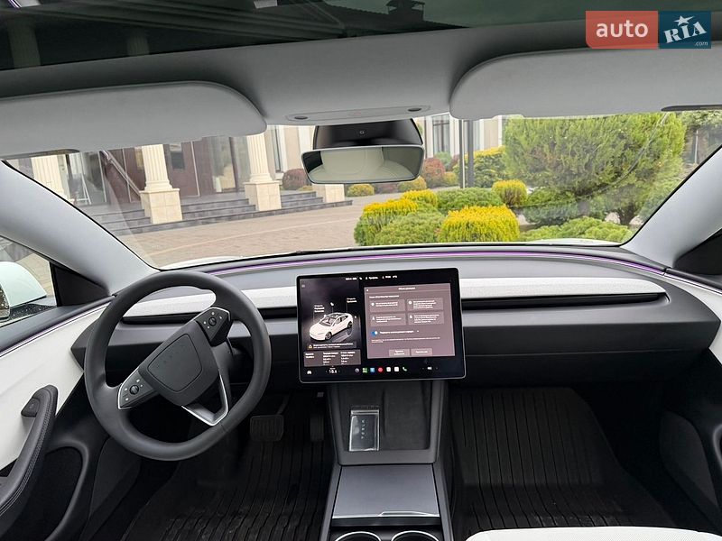 Седан Tesla Model 3 2025 в Стрию