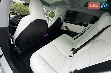 Седан Tesla Model 3 2025 в Стрию