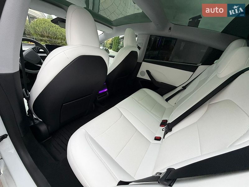 Седан Tesla Model 3 2025 в Стрию