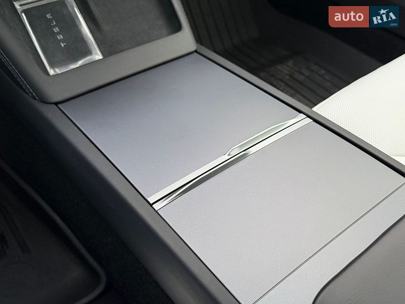Седан Tesla Model 3 2025 в Стрию
