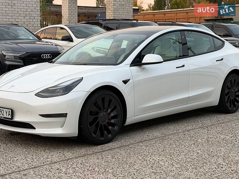 Седан Tesla Model 3 2023 в Житомире