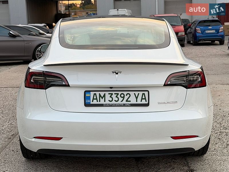 Седан Tesla Model 3 2023 в Житомире