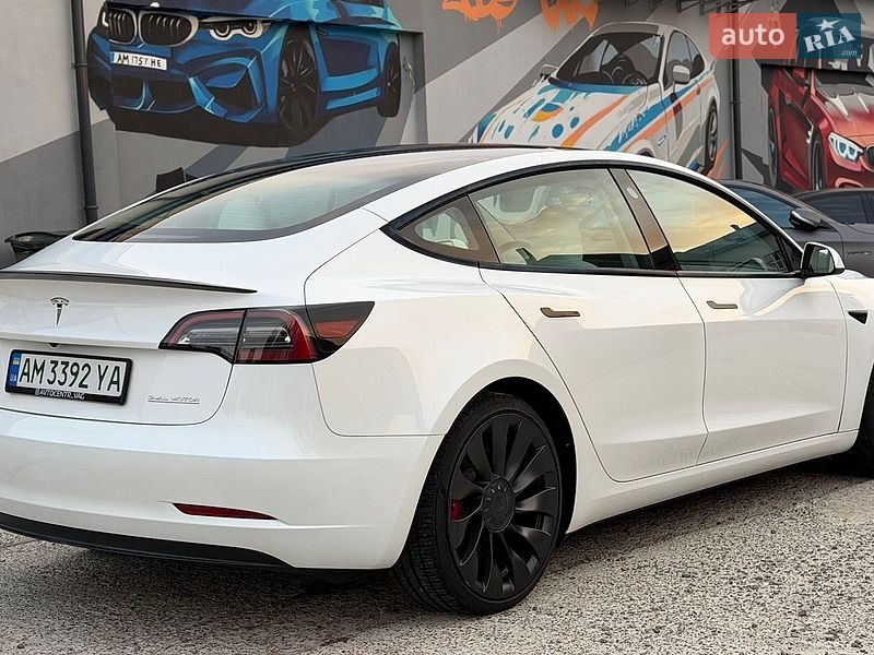 Седан Tesla Model 3 2023 в Житомире