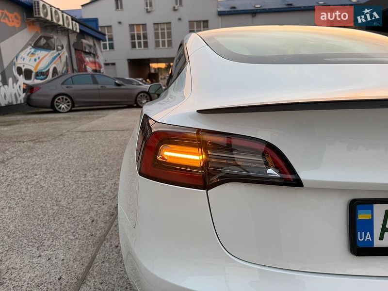 Седан Tesla Model 3 2023 в Житомире