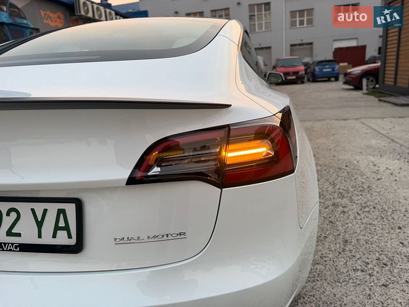 Седан Tesla Model 3 2023 в Житомире