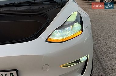 Седан Tesla Model 3 2023 в Житомире