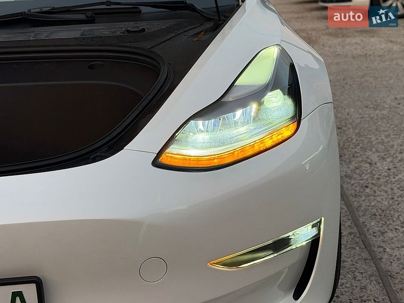 Седан Tesla Model 3 2023 в Житомире