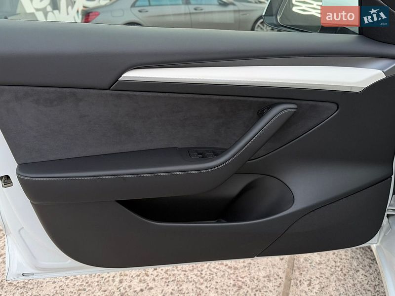 Седан Tesla Model 3 2023 в Житомире