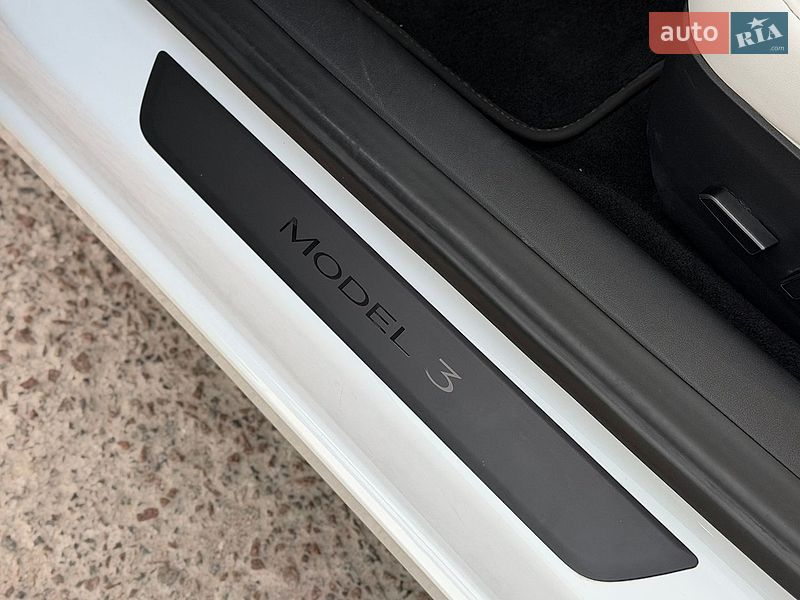 Седан Tesla Model 3 2023 в Житомире