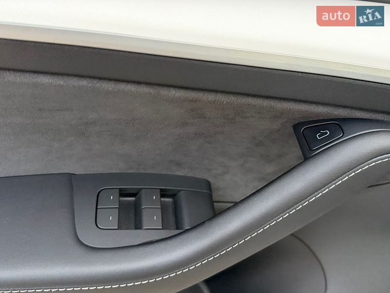 Седан Tesla Model 3 2023 в Житомире
