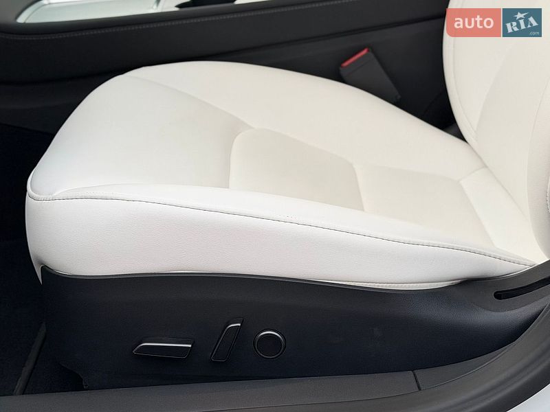 Седан Tesla Model 3 2023 в Житомире