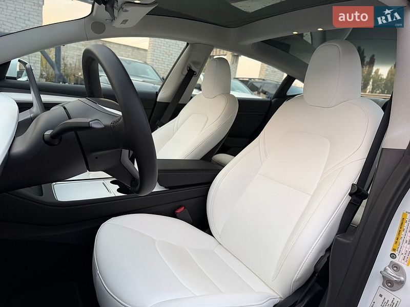 Седан Tesla Model 3 2023 в Житомире