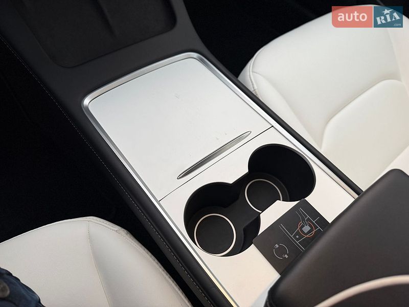 Седан Tesla Model 3 2023 в Житомире