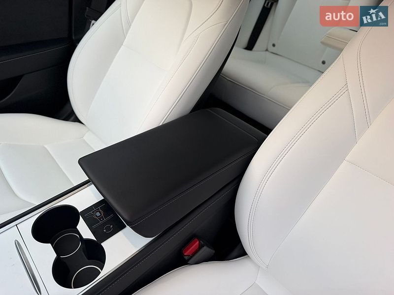 Седан Tesla Model 3 2023 в Житомире
