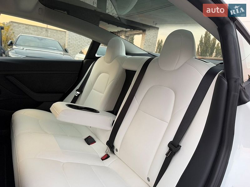 Седан Tesla Model 3 2023 в Житомире