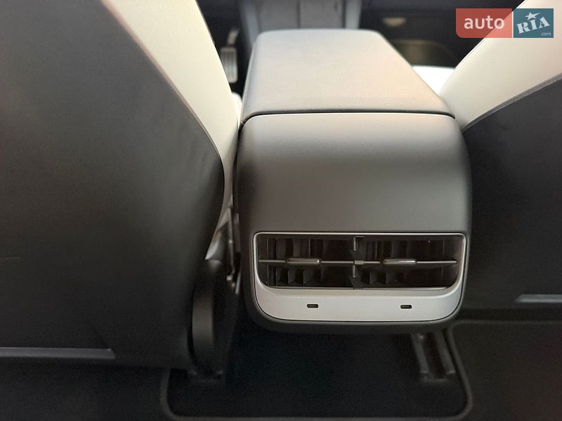 Седан Tesla Model 3 2023 в Житомире