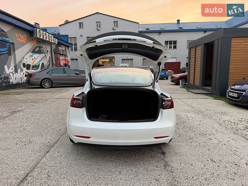 Седан Tesla Model 3 2023 в Житомире