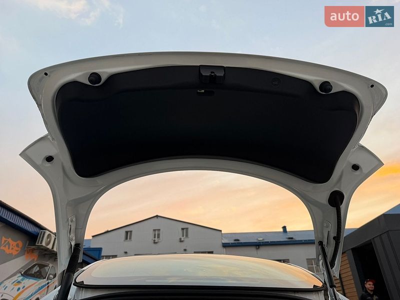 Седан Tesla Model 3 2023 в Житомире