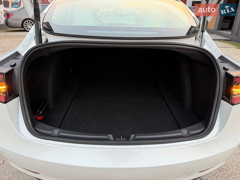 Седан Tesla Model 3 2023 в Житомире