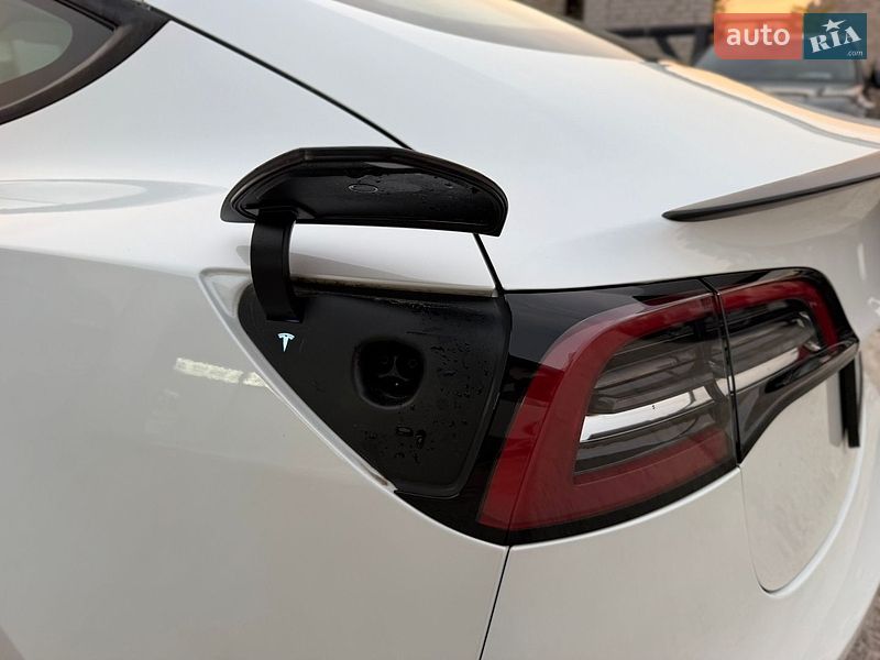 Седан Tesla Model 3 2023 в Житомире