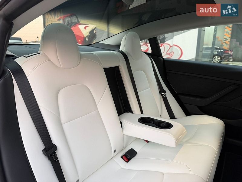 Седан Tesla Model 3 2023 в Житомире