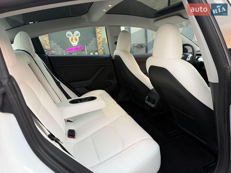 Седан Tesla Model 3 2023 в Житомире