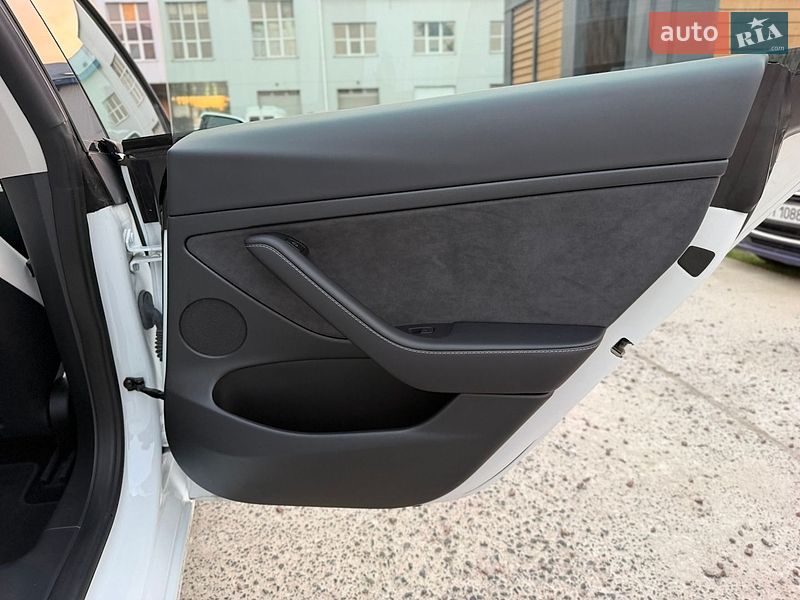 Седан Tesla Model 3 2023 в Житомире