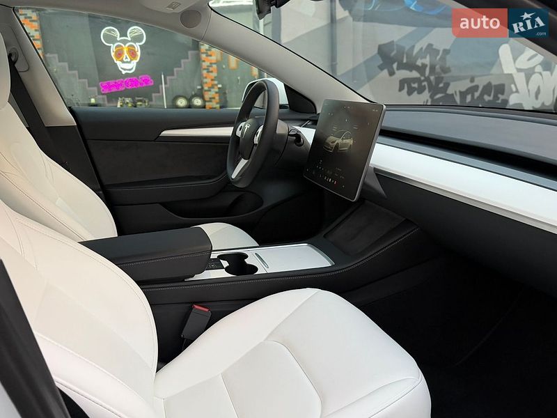 Седан Tesla Model 3 2023 в Житомире
