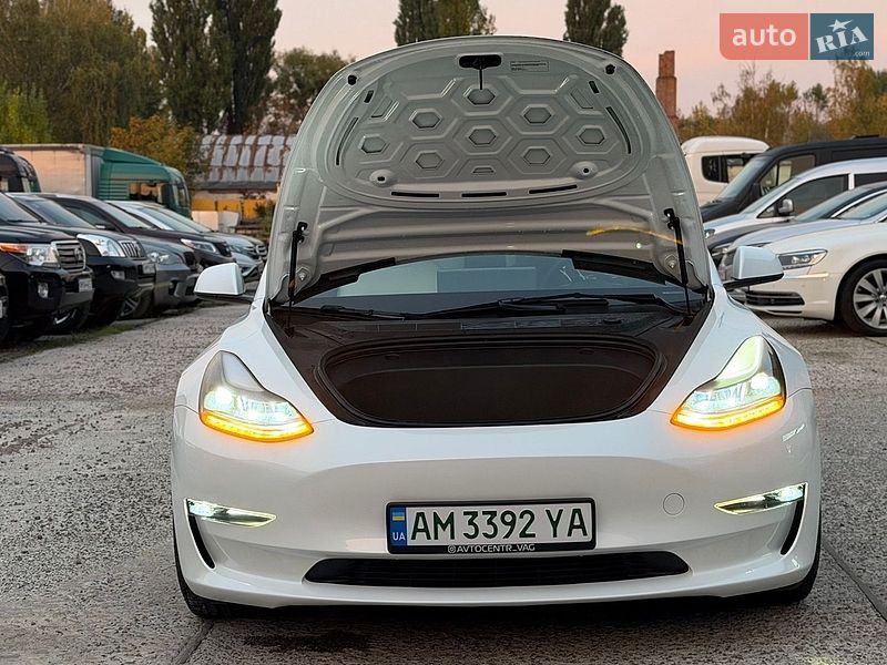 Седан Tesla Model 3 2023 в Житомире