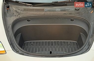 Седан Tesla Model 3 2023 в Житомире