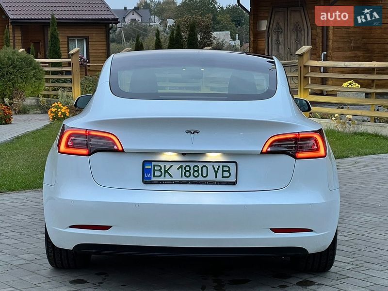 Седан Tesla Model 3 2021 в Луцке