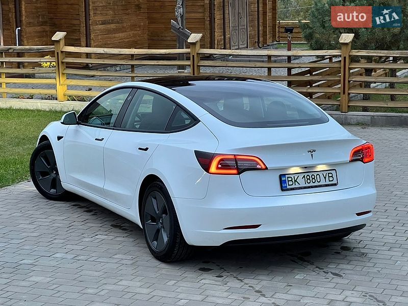 Седан Tesla Model 3 2021 в Луцке