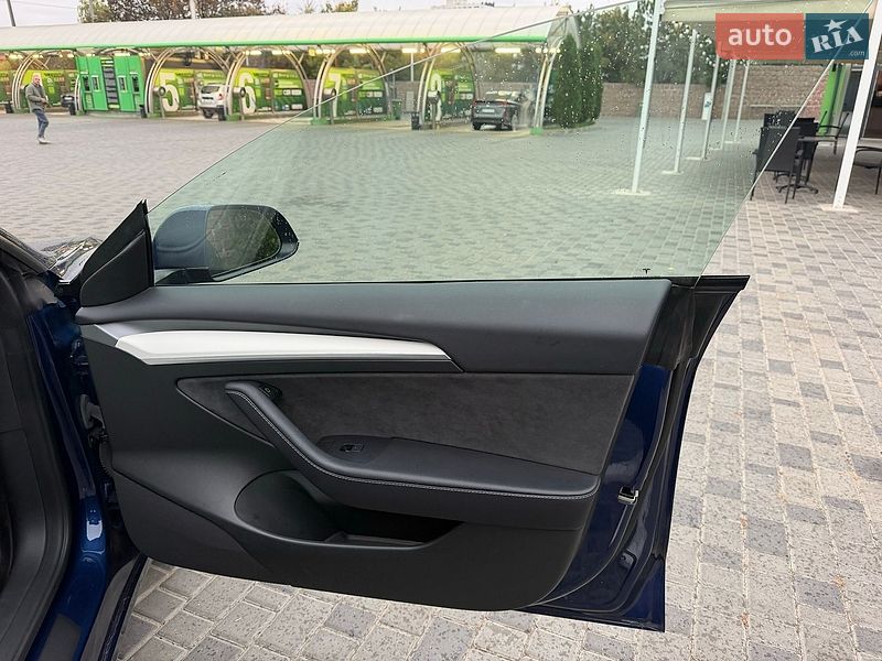 Седан Tesla Model 3 2023 в Кропивницком