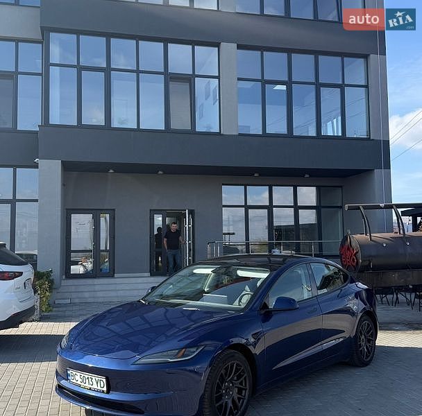 Седан Tesla Model 3 2024 в Львове
