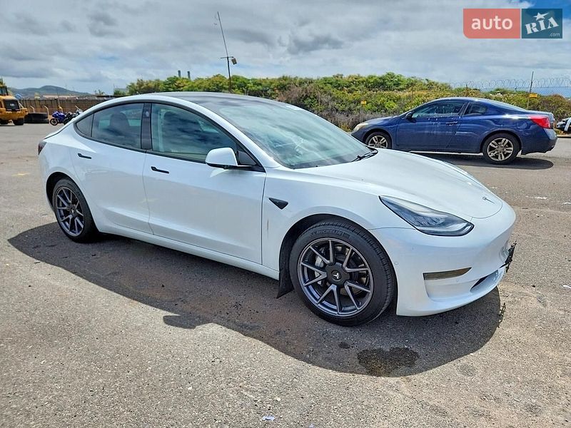 Седан Tesla Model 3 2021 в Львове