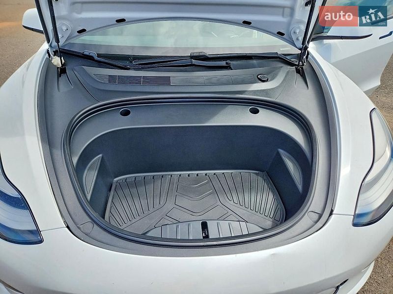 Седан Tesla Model 3 2021 в Львове