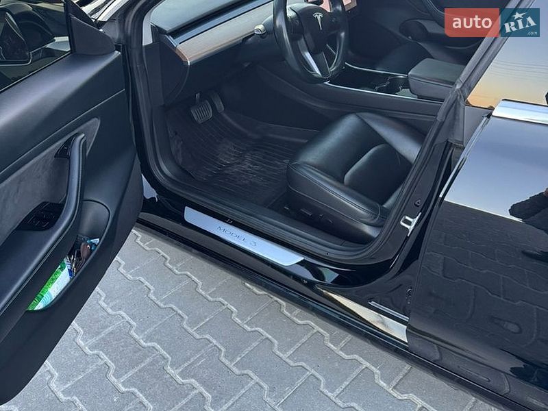 Седан Tesla Model 3 2018 в Львове