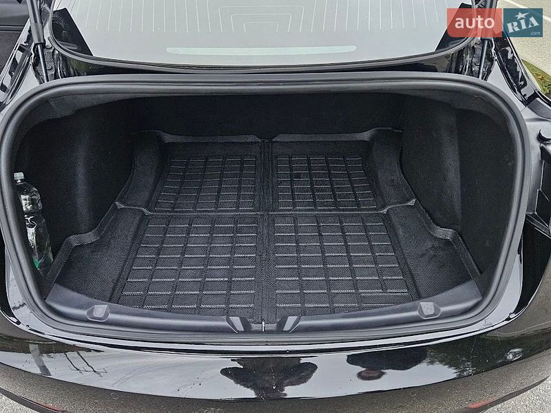 Седан Tesla Model 3 2020 в Києві