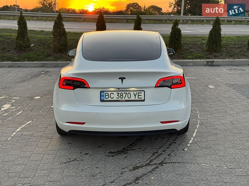 Седан Tesla Model 3 2022 в Львове