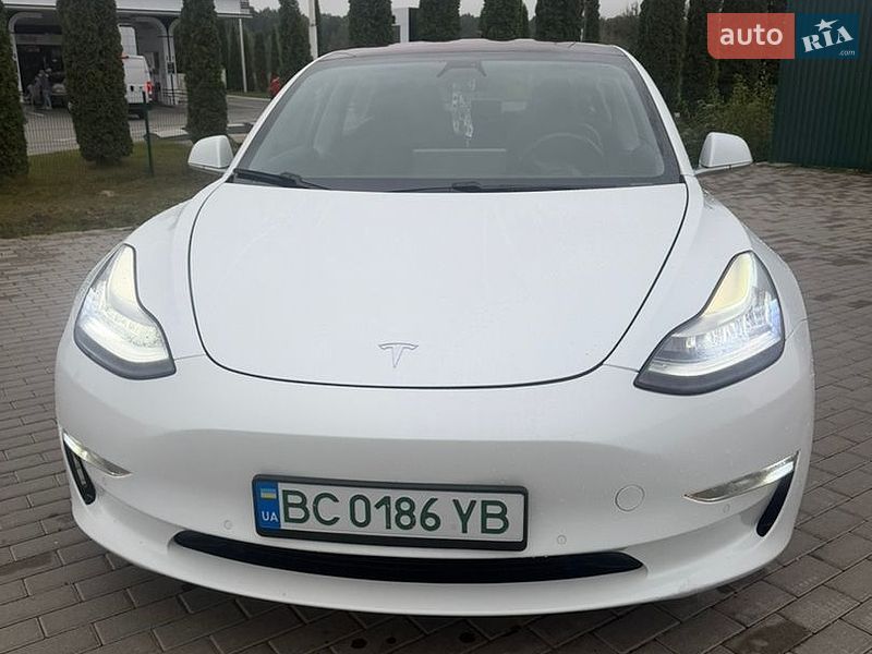 Седан Tesla Model 3 2018 в Львове