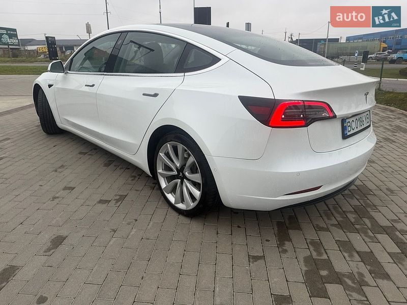 Седан Tesla Model 3 2018 в Львове