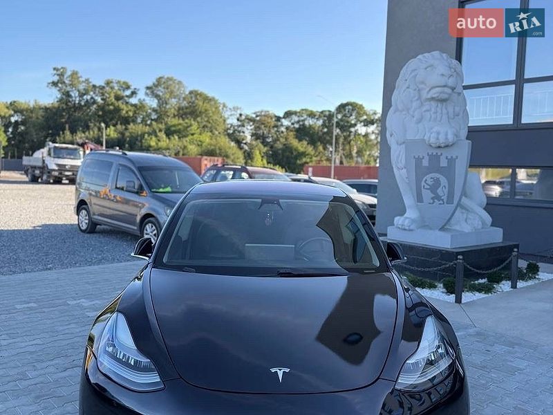 Седан Tesla Model 3 2019 в Львові