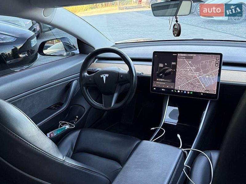 Седан Tesla Model 3 2019 в Львові