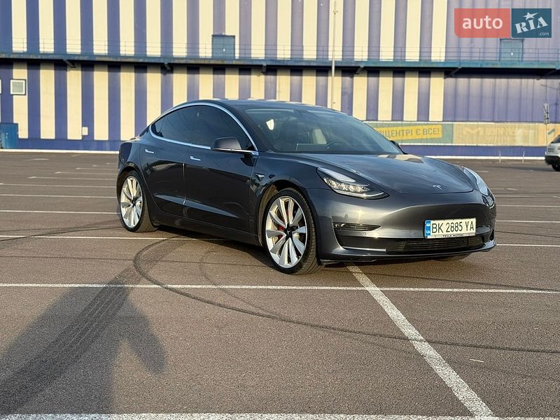 Седан Tesla Model 3 2018 в Ровно