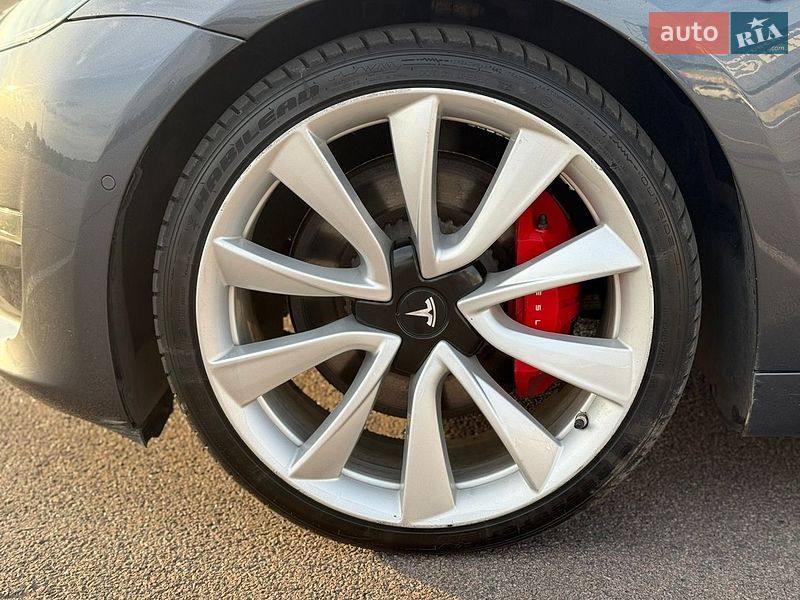 Седан Tesla Model 3 2018 в Ровно