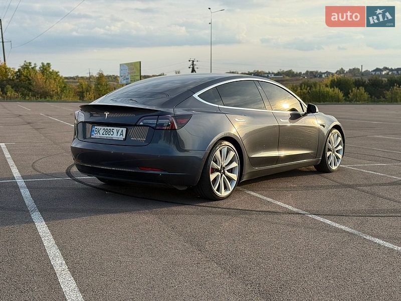 Седан Tesla Model 3 2018 в Ровно