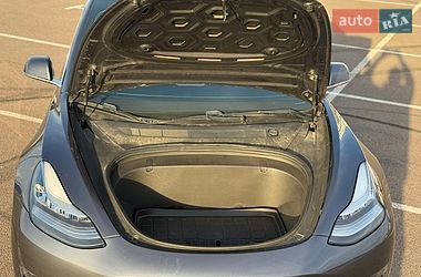 Седан Tesla Model 3 2018 в Ровно