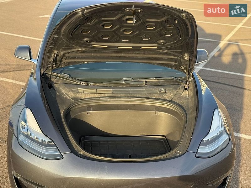 Седан Tesla Model 3 2018 в Ровно