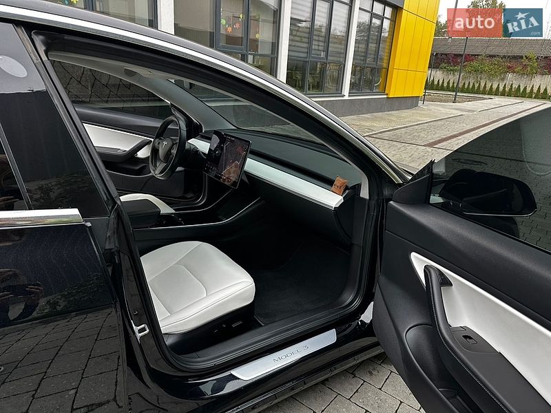 Седан Tesla Model 3 2018 в Львове