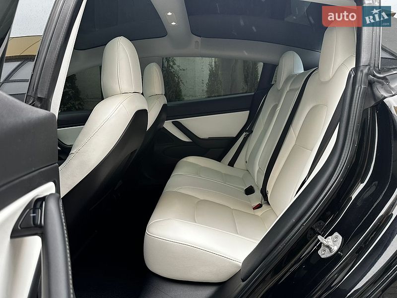 Седан Tesla Model 3 2018 в Львове